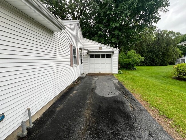 Building Photo - Single Family Home for Rent in Longmeadow!