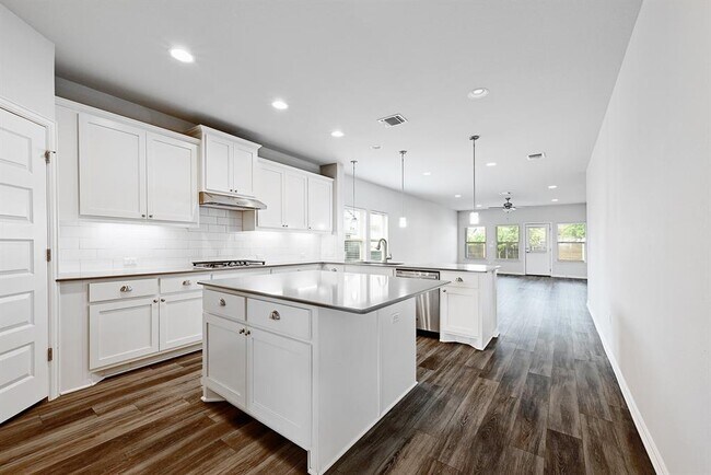 Building Photo - 8816 Mina Dr