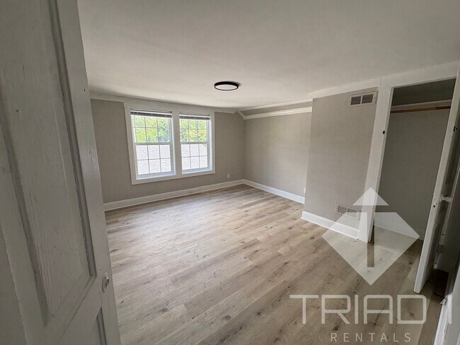 Foto del edificio - Freshly Renovated Homes in a Charming High...
