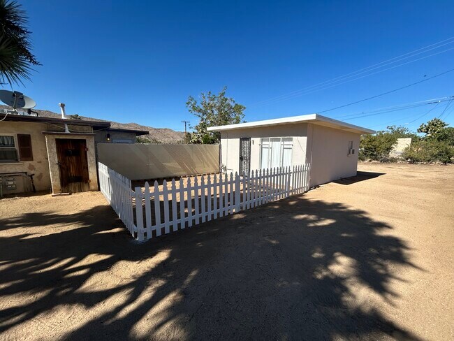 Front yard - 7475 Cherokee Trail