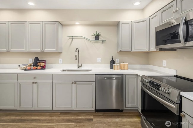Building Photo - Beautiful 3 Bedroom Townhome in Redmond