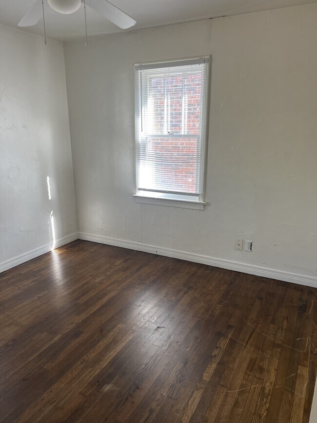 Foto del edificio - 1623 N Louisa Ave