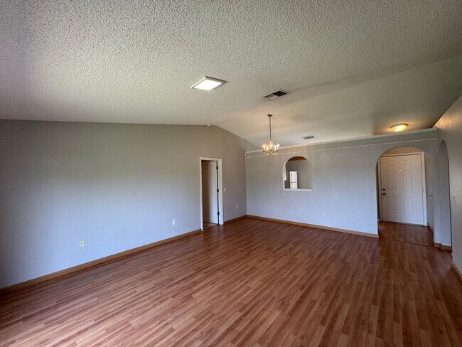 Building Photo - 3Bed/2Bath Home and 2-car garage!!!