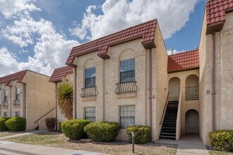 Building Photo - 811 Country Club Dr SE