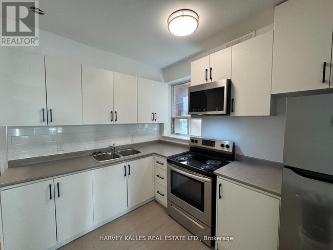 Building Photo - 399 Dupont St