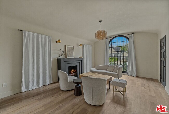 Foto del edificio - 8822 Rosewood Ave