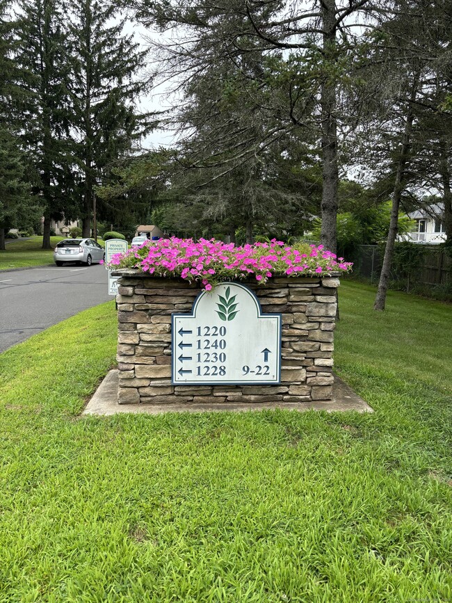 Building Photo - 20 Greenbriar Dr