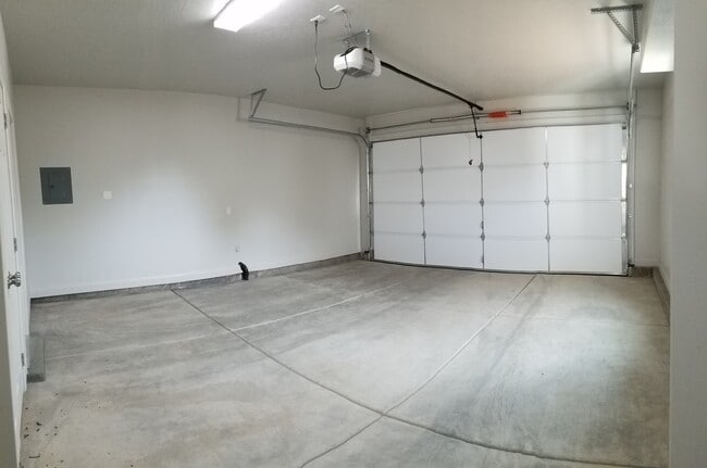Building Photo - 3 bedroom 2.5 bath -Townhome in the heart ...