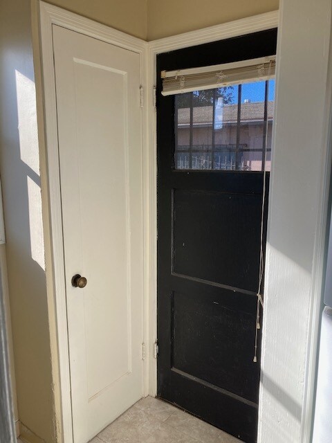 puerta trasera desde el baño - 653 15th St