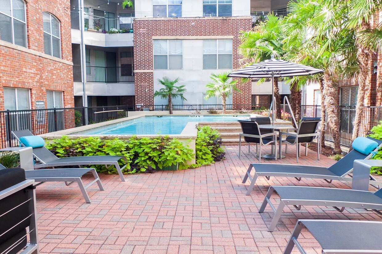 1001 Ross Apartments Dallas, TX