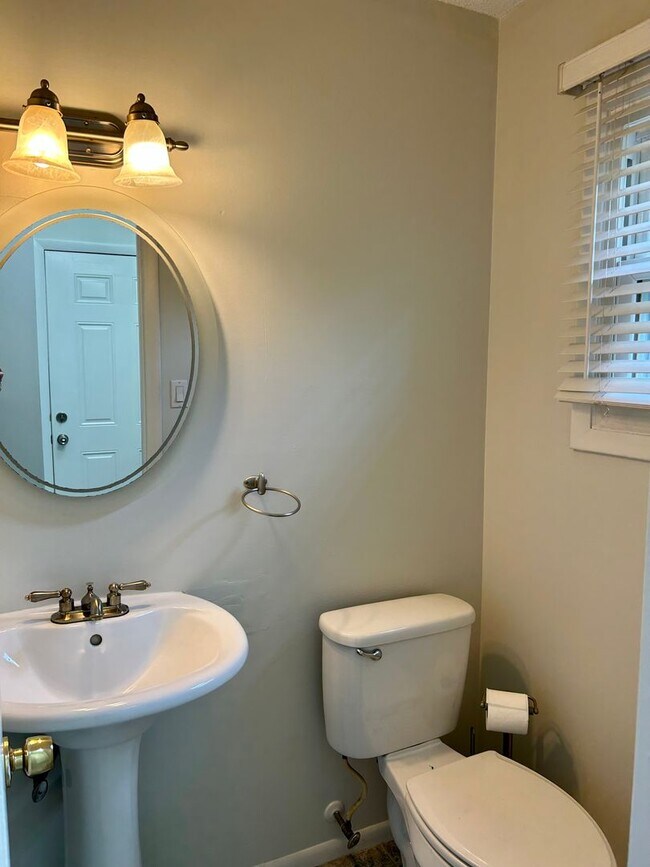 Foto del edificio - Updated townhome in Heritage Village