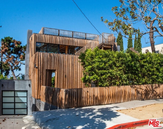 Building Photo - 2460 Beverley Ave