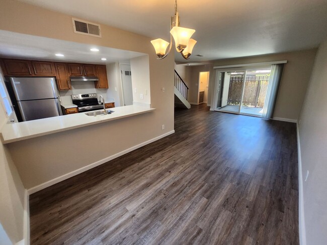 Building Photo - Updated Townhouse