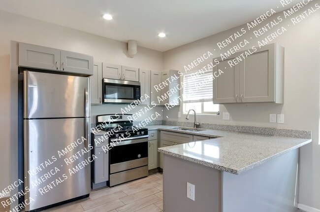 Building Photo - 2Bed/1Bath w/ Beautiful Interior Available...