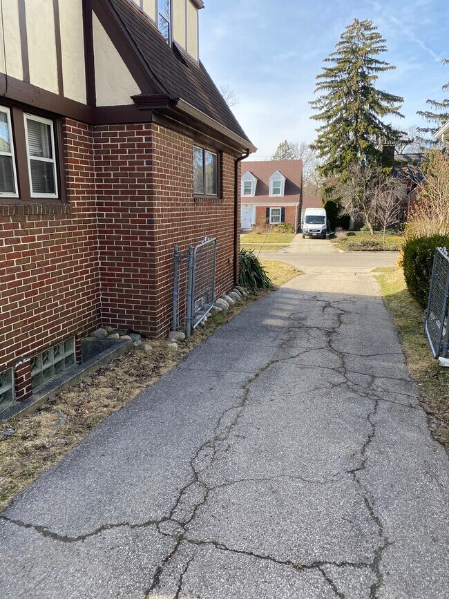 Foto del edificio - 74 E Iroquois Rd