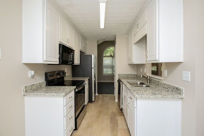 Building Photo - Newly Renovated! Available for immediate m...