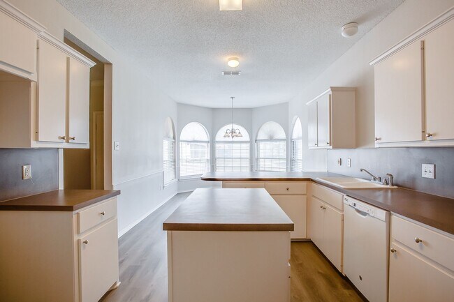 Foto del edificio - Cute & Spacious Four Bedroom Home Located ...