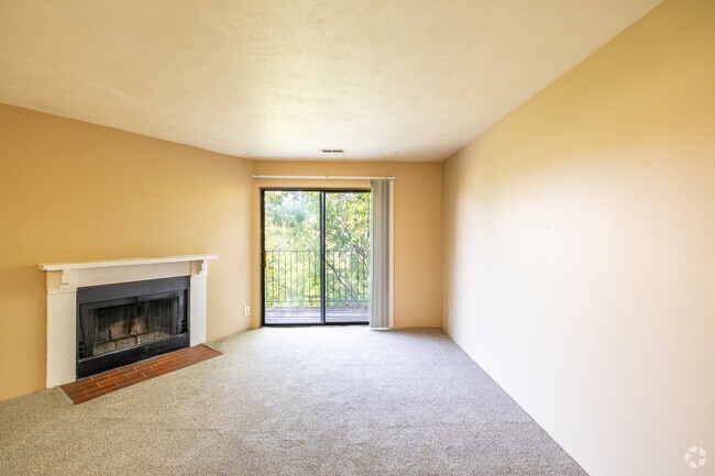 1BR, 1BA - 650SF - Living Area - Fox Ridge Apartments