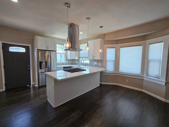 Building Photo - 3BD/2BA w/ Driveway Parking!