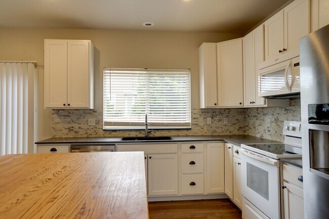 Building Photo - New price!  Beautifully renovated 2 story