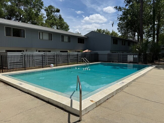 Foto del edificio - Centrally Located Townhouse!