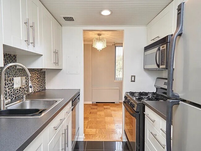 galley kitchen - 5353 Columbia Pike