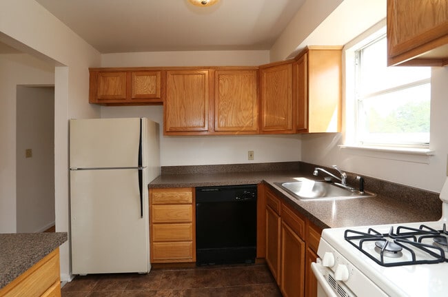 1 BD, 1BA (700sqft) - Kitchen - Hamden Ridge Apartments