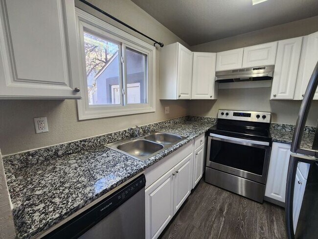 Building Photo - Spacious 3-bedroom, 2.5-bathroom Townhome