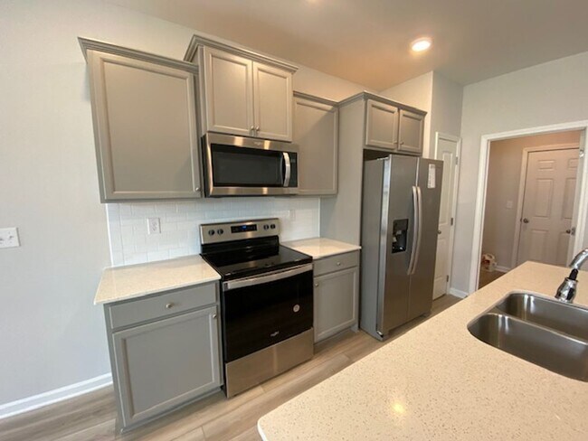 Building Photo - Introducing a spacious 3-bedroom, 2.5-bath...