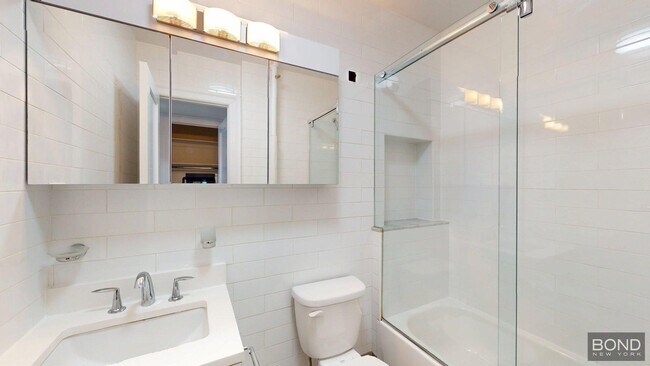 Building Photo - 39 E 65th St