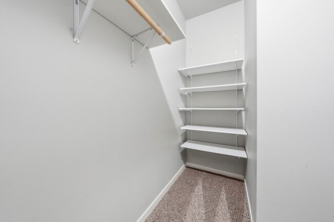 Mejora tu espacio vital en North Highlands Apartments con este amplio armario que ofrece gran capacidad de almacenamiento y organización. Perfecto para mantener tu hogar ordenado y con estilo. ¡Descubre tu futuro hogar hoy mismo! - North Highlands Apartments and Villas