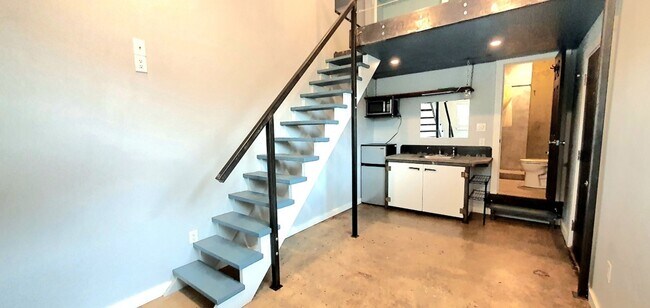 Foto del edificio - ALL BILLS PAID! Spacious LOFT living space...