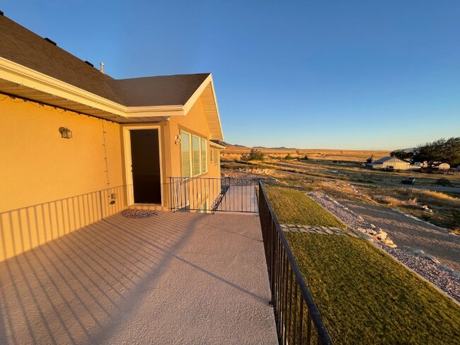 Building Photo - 8066 Lakeshore Dr