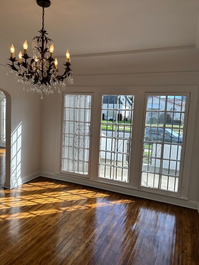 DiningRoom Windows - 419 N Detroit St