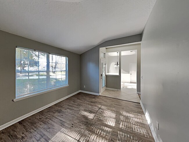 Building Photo - 241 W Silverthorn Ln