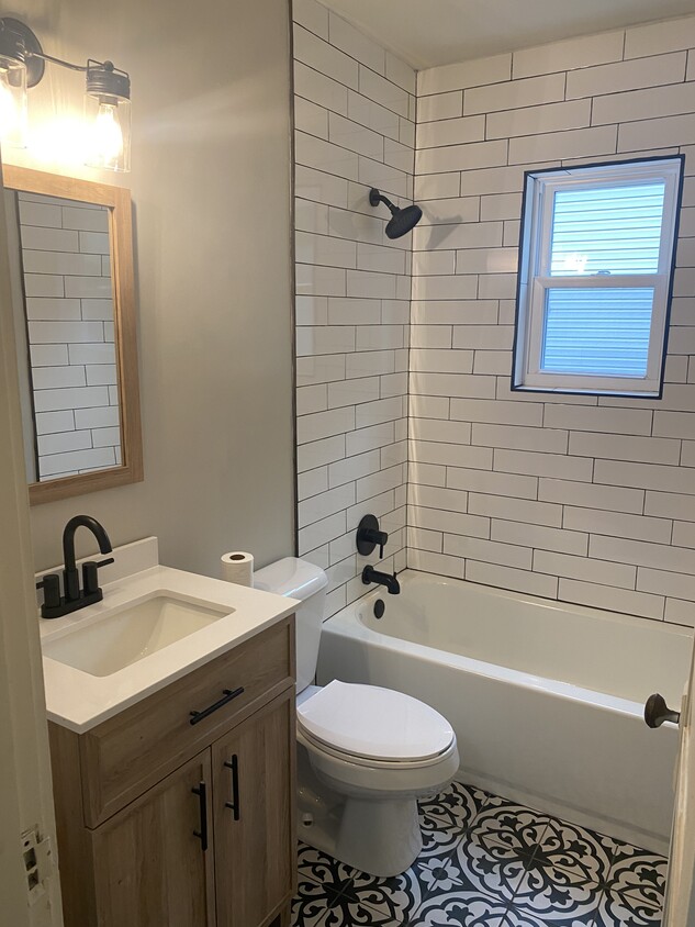 Fully renovated bathroom - 712 Oglewood Ave