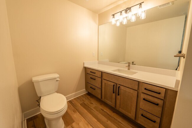 Foto del edificio - 3 Bed / 2.5 Bath Townhome w/Deck, Walkout ...