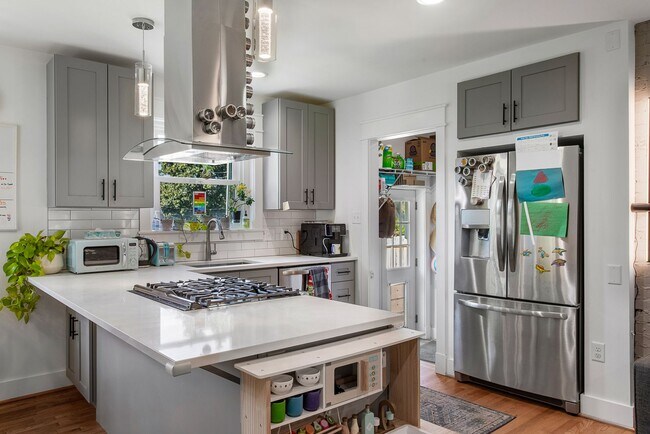 Foto del edificio - Spacious 4 Bed / 2.5 Bath home - AVAILABLE...
