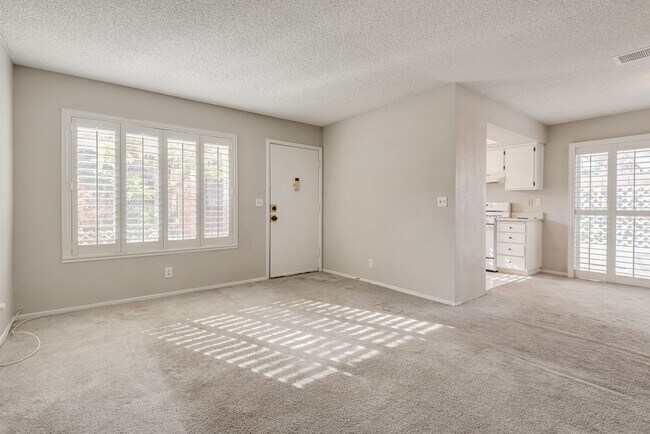 Foto del edificio - Charming Two-Story Townhome with Private C...