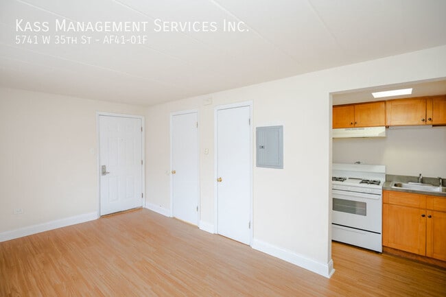 Building Photo - Cicero 1 bed - Heat Included - Walk Up (No...