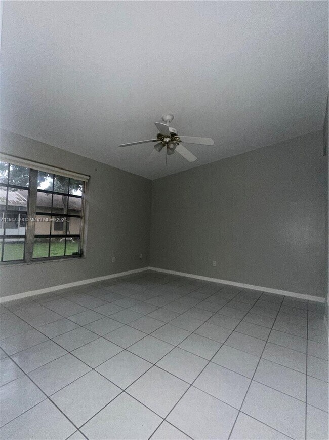 Building Photo - 9300 E Elm Ln