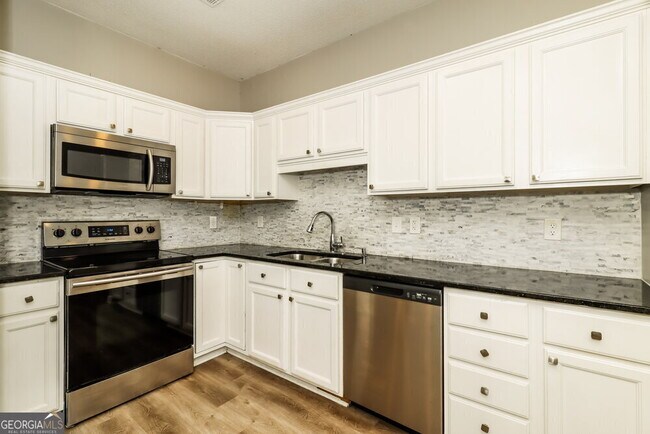 Foto del edificio - 4048 Golfview Ct