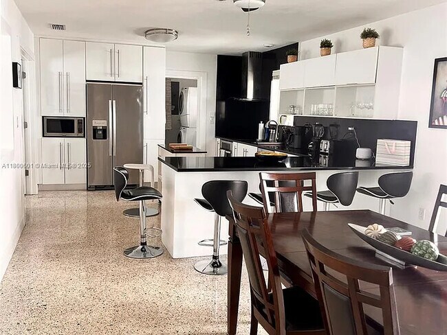 Foto del edificio - 940 NE 71st St