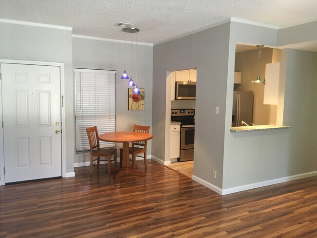 Foto del edificio - UT PRE LEASE: Updated 2 BR / 2 BA West Cam...