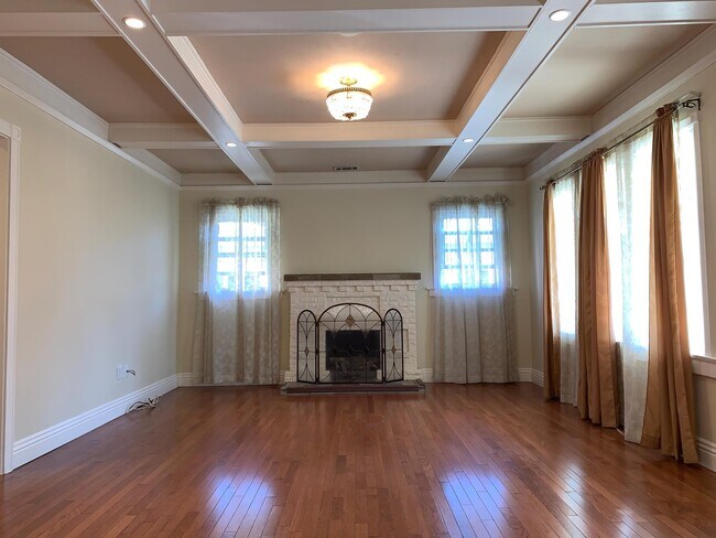 Building Photo - 1734 N Berendo St