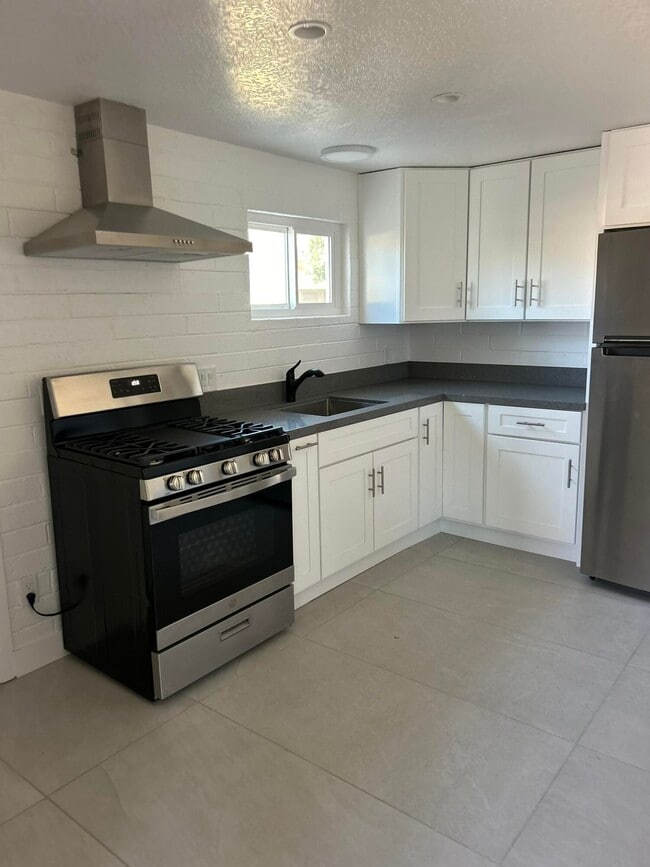 Building Photo - 44635 San Carlos Ave