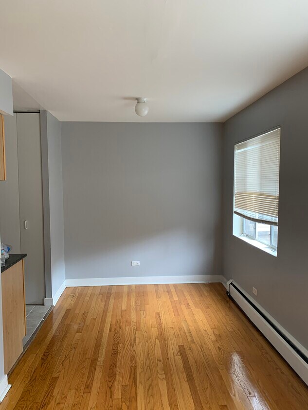 Dining Room - 7120 N Sheridan Rd
