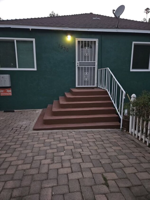 Primary Photo - Spacious 2 bedroom