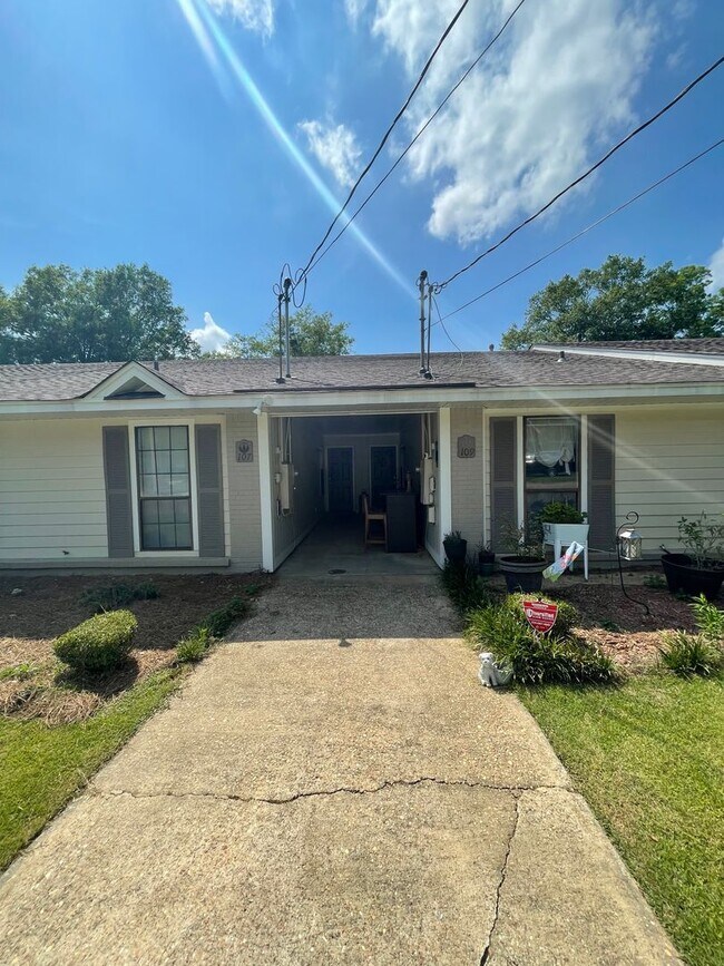 Building Photo - 107 Cedar Ct
