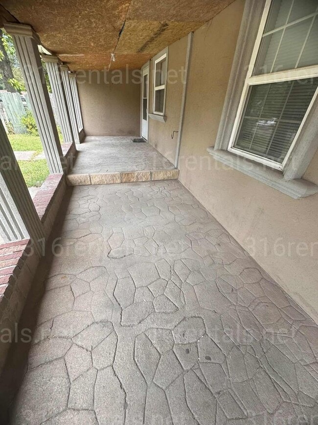 Building Photo - $1295 - 4 bedroom/ 2 bathroom - Single Fam...
